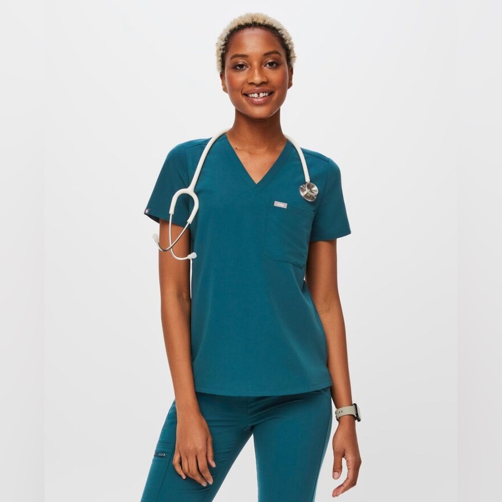 Figs one pocket scrub top M Caribbean Blue